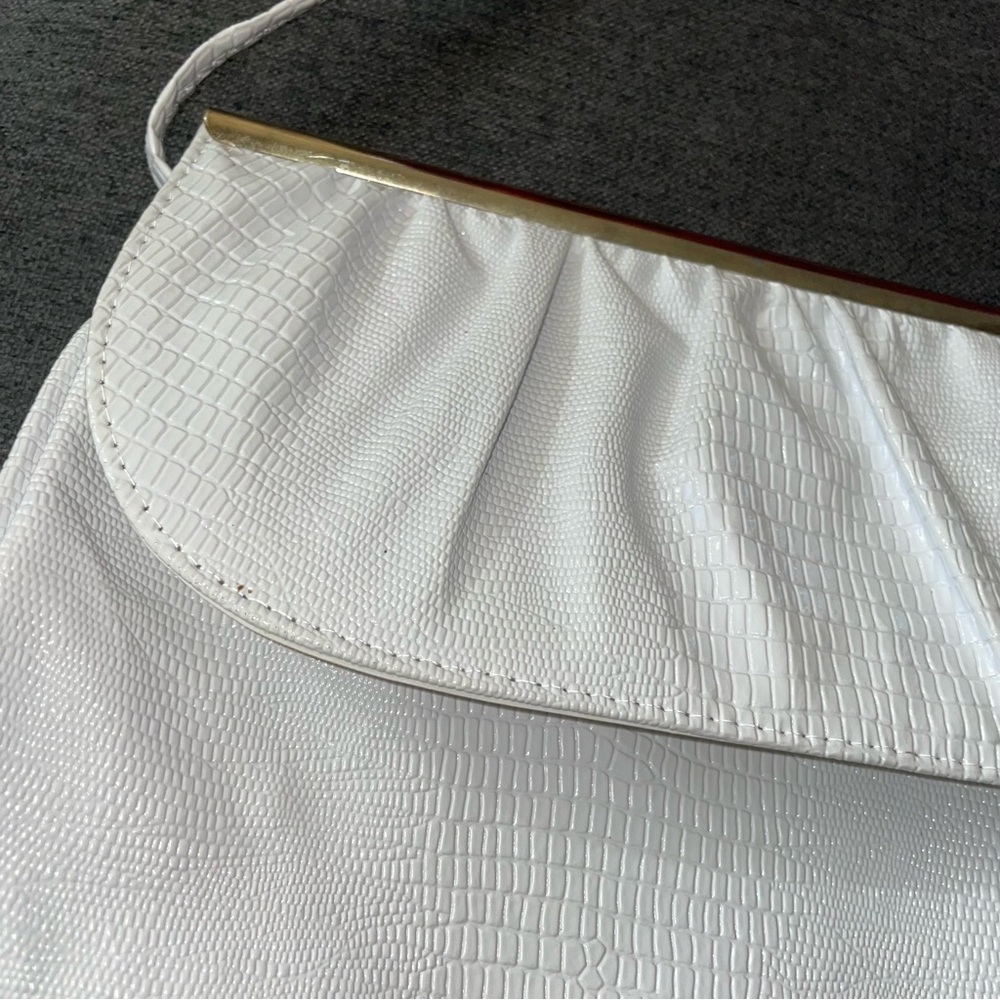 Elegant White Crocodile-Embossed Cross body Purse
